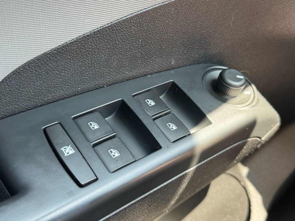 Chevrolet Sonic Vehicle Full-screen Gallery Image 22