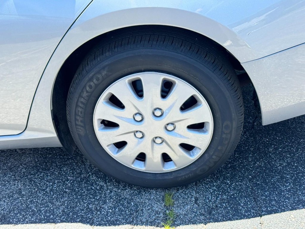 Nissan Altima Vehicle Full-screen Gallery Image 09