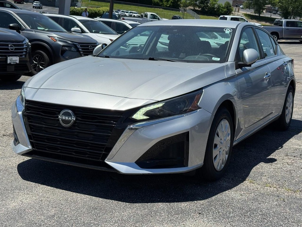 Nissan Altima Vehicle Full-screen Gallery Image 10