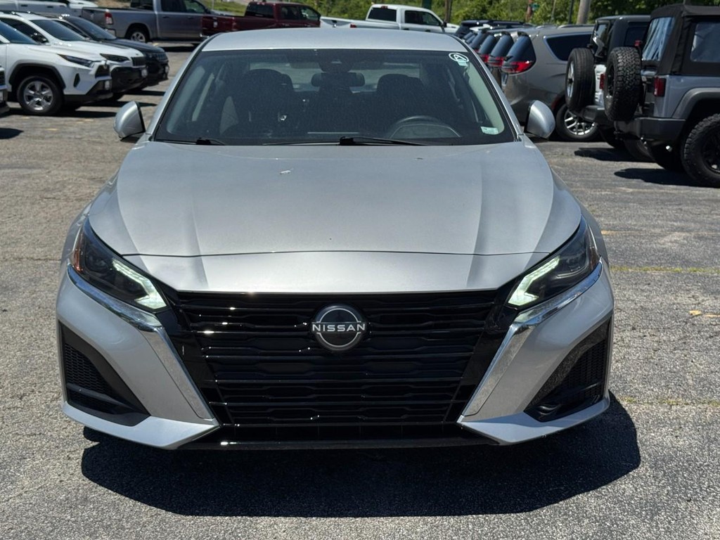 Nissan Altima Vehicle Full-screen Gallery Image 11