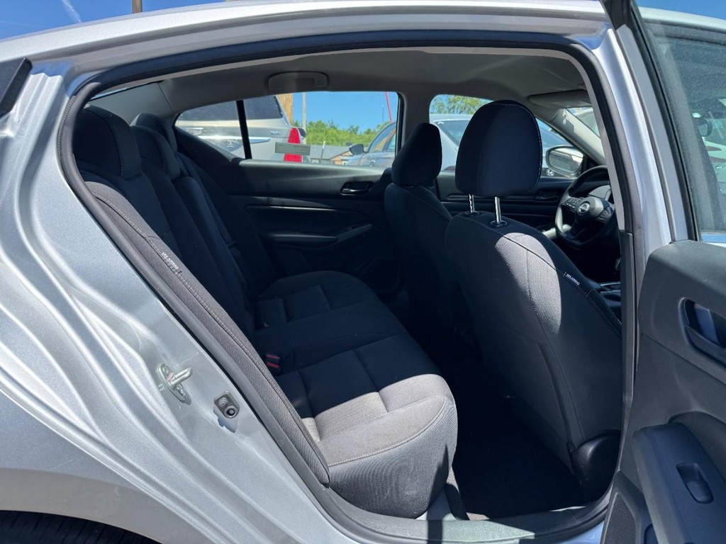 Nissan Altima Vehicle Full-screen Gallery Image 12
