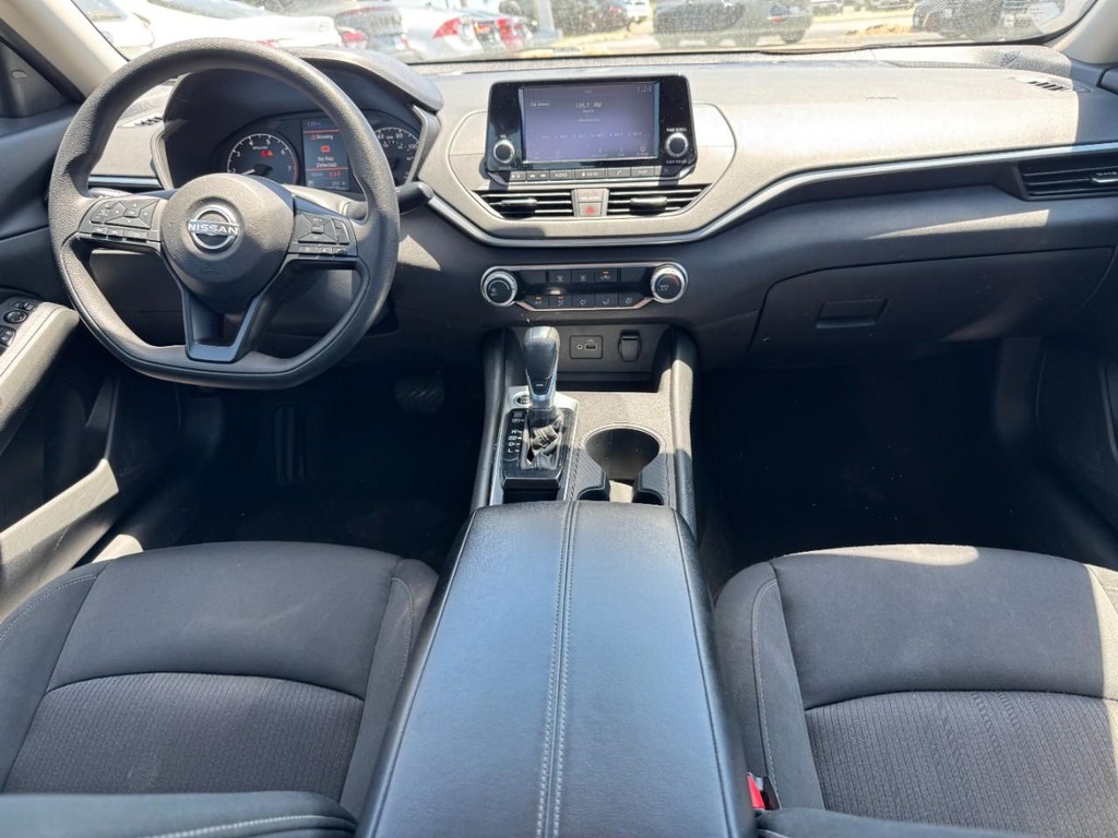 Nissan Altima Vehicle Full-screen Gallery Image 13