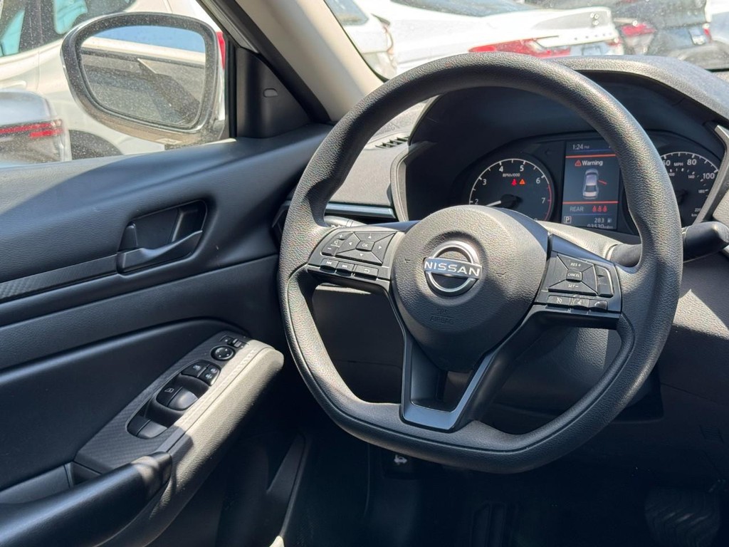 Nissan Altima Vehicle Full-screen Gallery Image 14