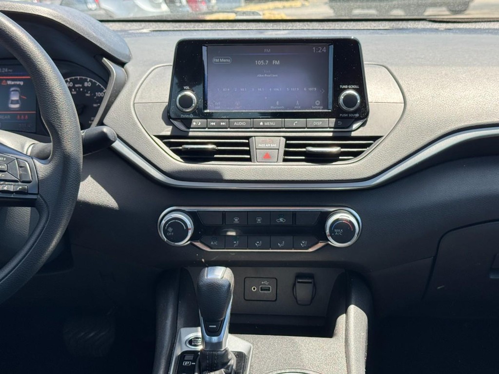 Nissan Altima Vehicle Full-screen Gallery Image 15