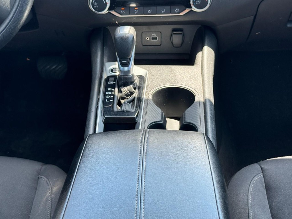 Nissan Altima Vehicle Full-screen Gallery Image 16