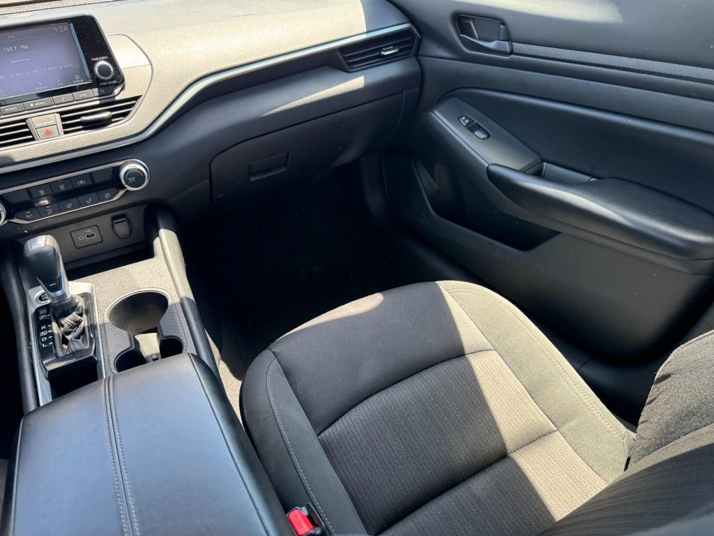 Nissan Altima Vehicle Full-screen Gallery Image 17