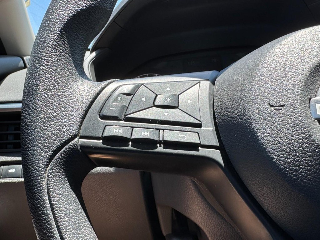 Nissan Altima Vehicle Full-screen Gallery Image 18