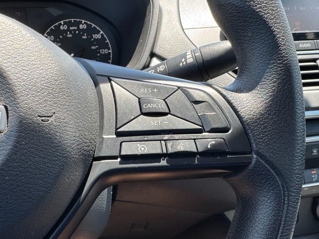 Nissan Altima Vehicle Full-screen Gallery Image 19