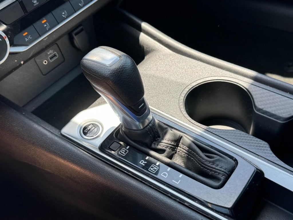 Nissan Altima Vehicle Full-screen Gallery Image 21