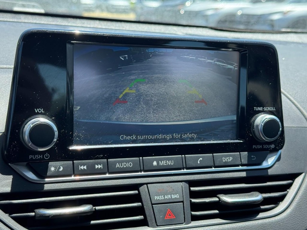 Nissan Altima Vehicle Full-screen Gallery Image 22