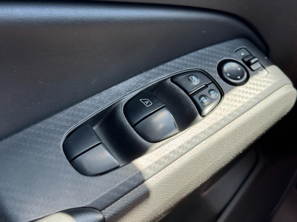 Nissan Altima Vehicle Full-screen Gallery Image 23