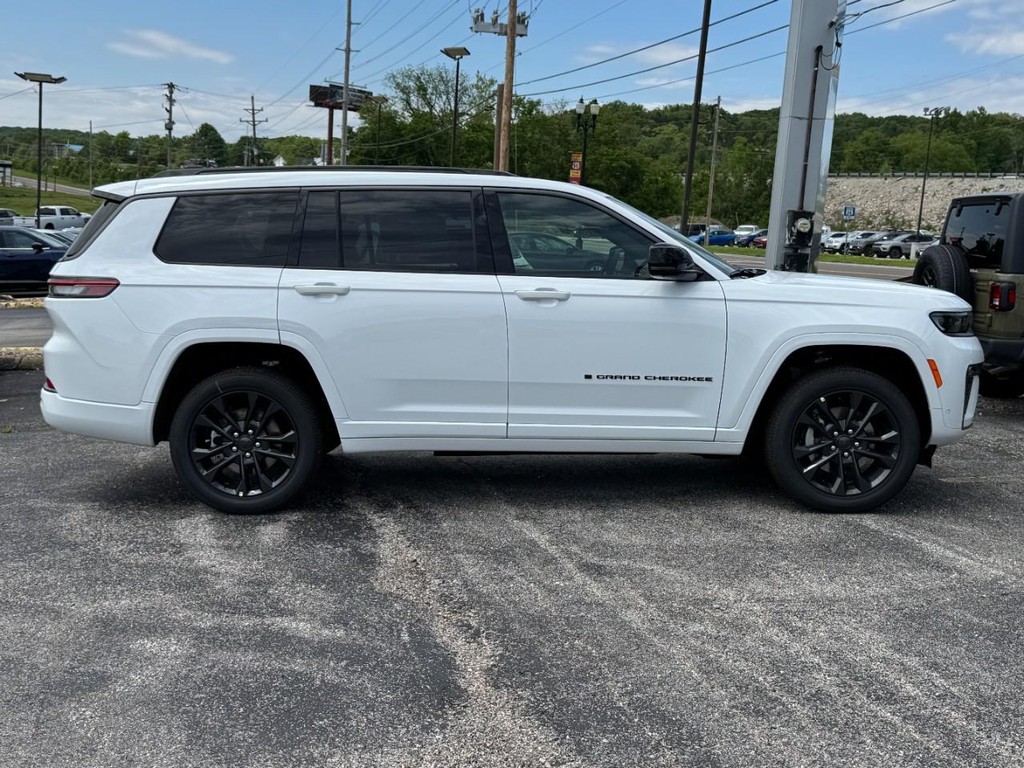 Jeep Grand Cherokee L Vehicle Full-screen Gallery Image 02