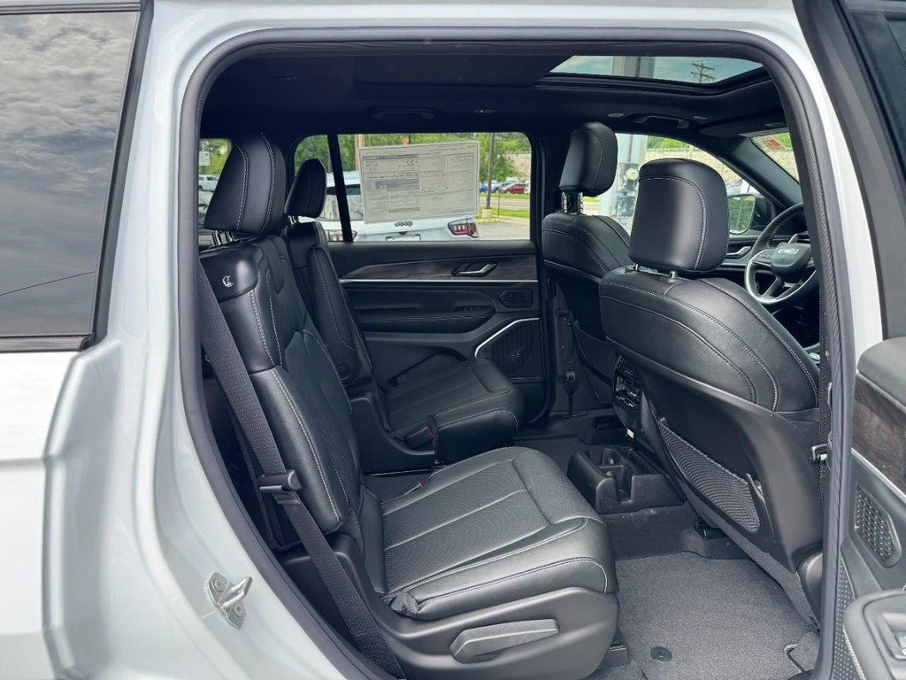 Jeep Grand Cherokee L Vehicle Full-screen Gallery Image 06