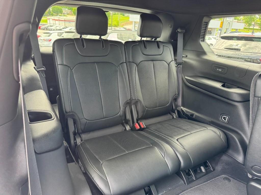 Jeep Grand Cherokee L Vehicle Full-screen Gallery Image 07