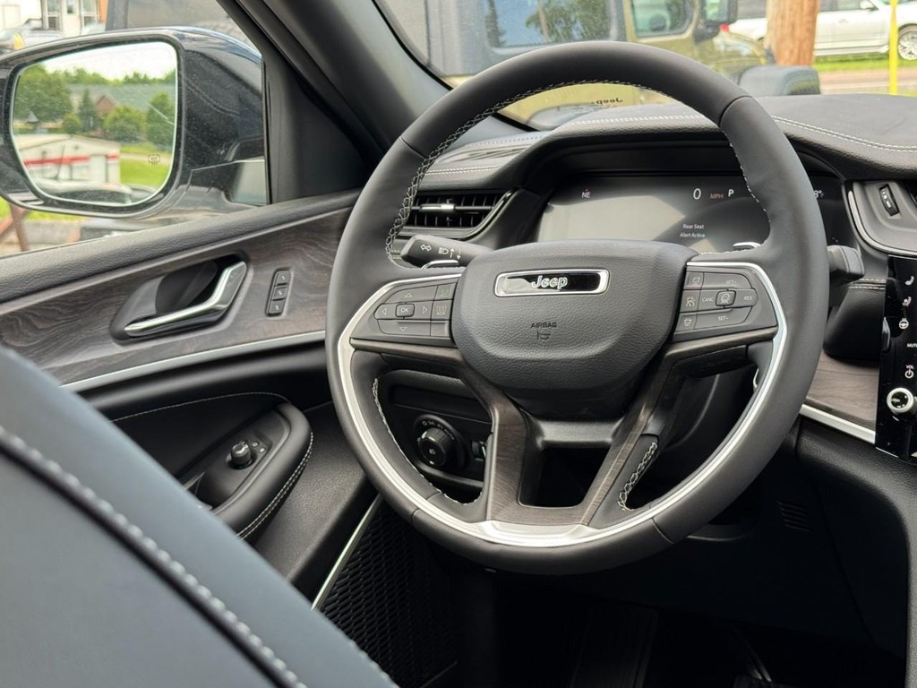 Jeep Grand Cherokee L Vehicle Full-screen Gallery Image 10