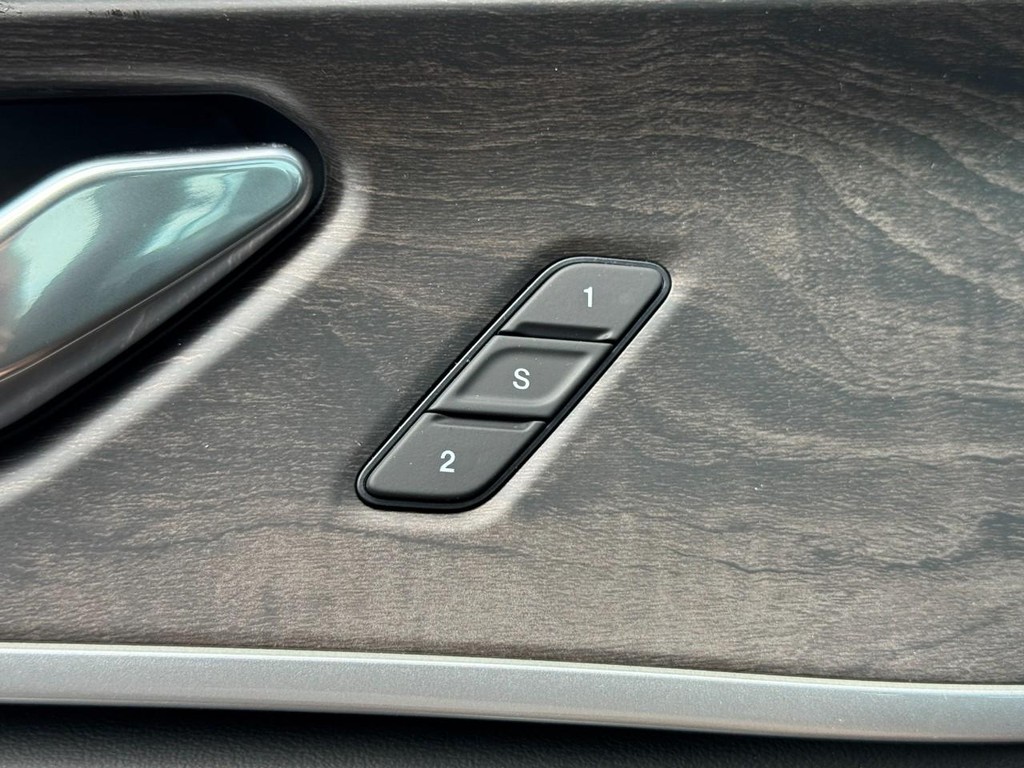 Jeep Grand Cherokee L Vehicle Full-screen Gallery Image 13