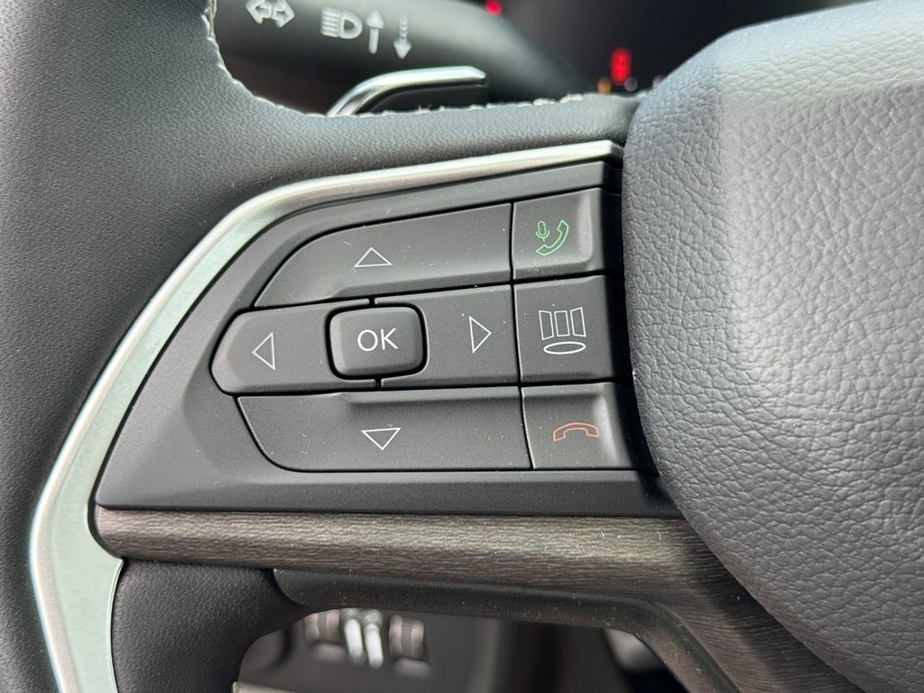 Jeep Grand Cherokee L Vehicle Full-screen Gallery Image 14