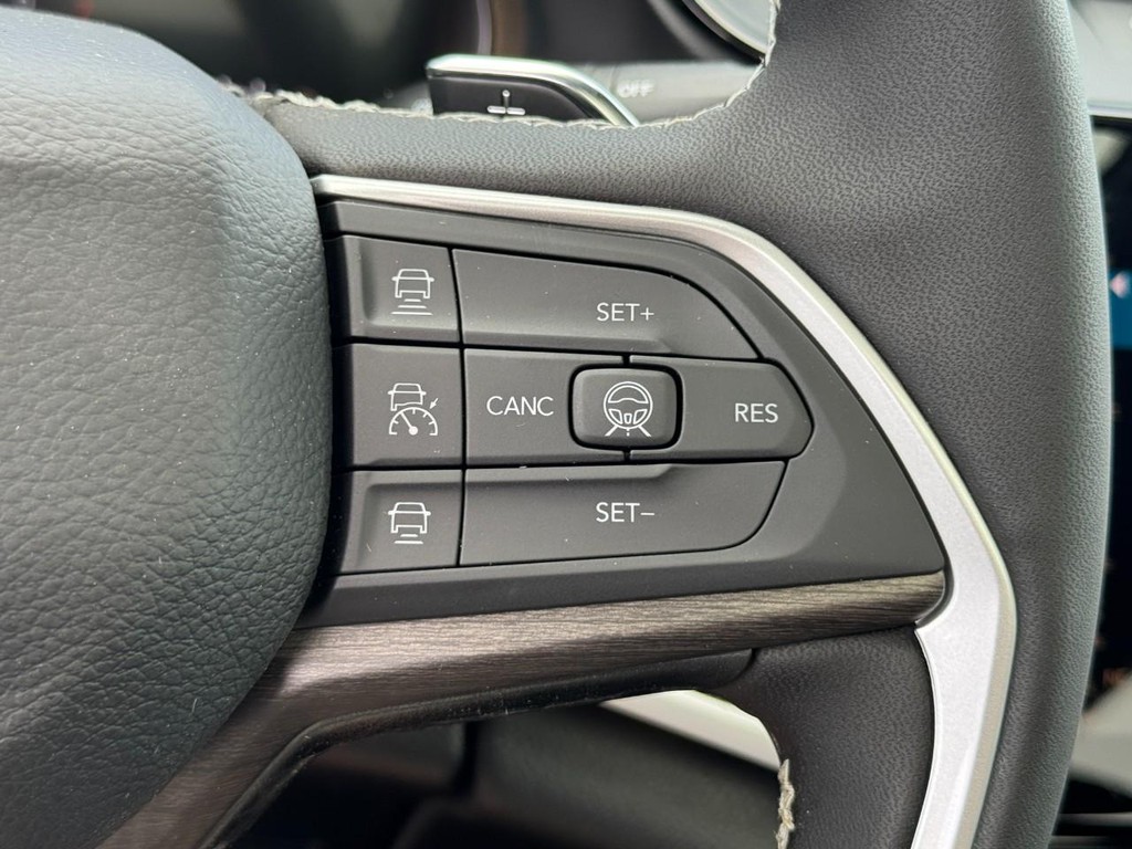 Jeep Grand Cherokee L Vehicle Full-screen Gallery Image 15