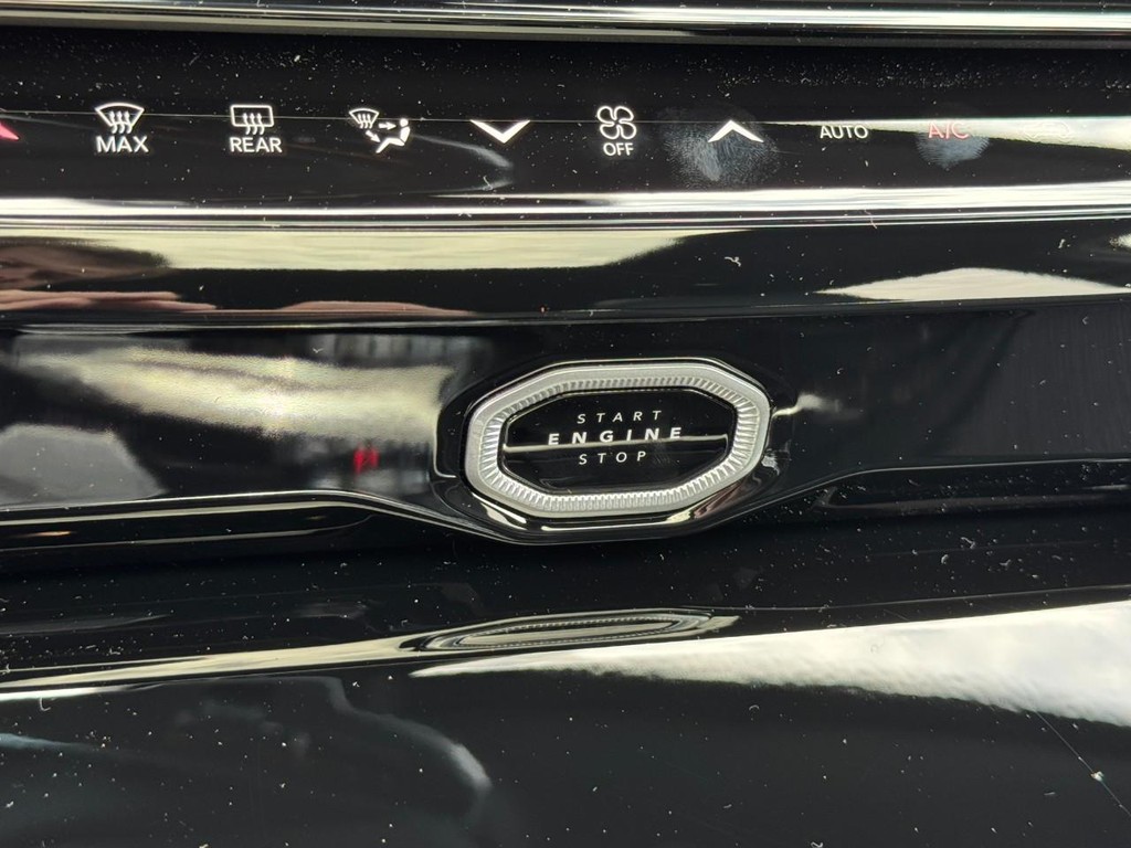 Jeep Grand Cherokee L Vehicle Full-screen Gallery Image 16