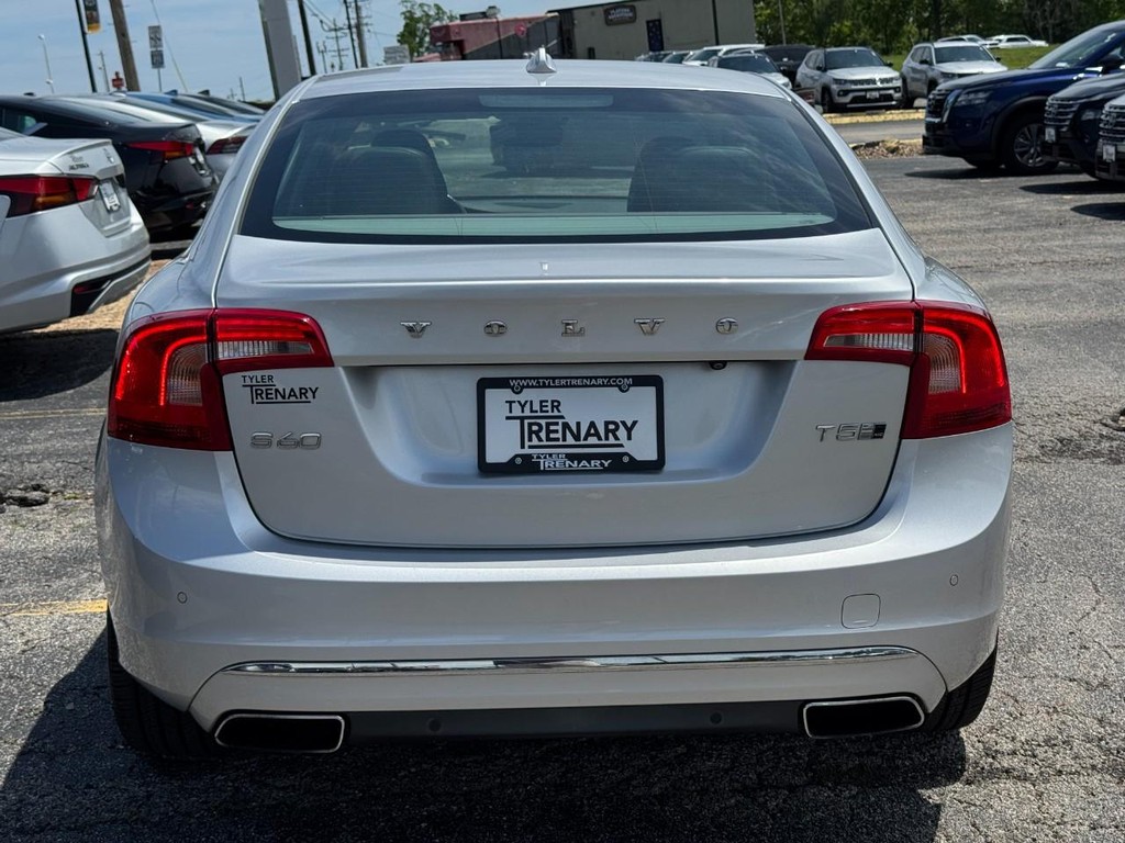 Volvo S60 Vehicle Full-screen Gallery Image 05
