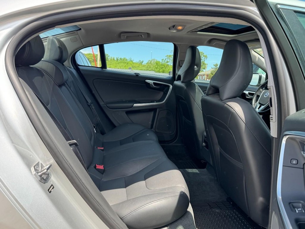 Volvo S60 Vehicle Full-screen Gallery Image 12