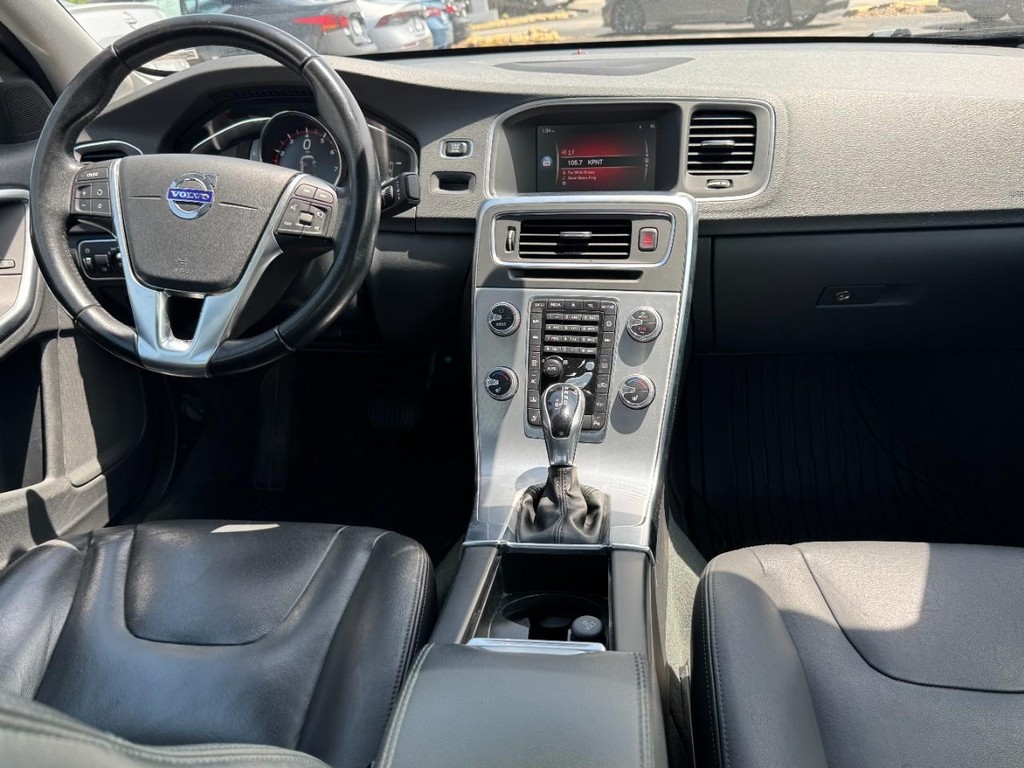 Volvo S60 Vehicle Full-screen Gallery Image 13
