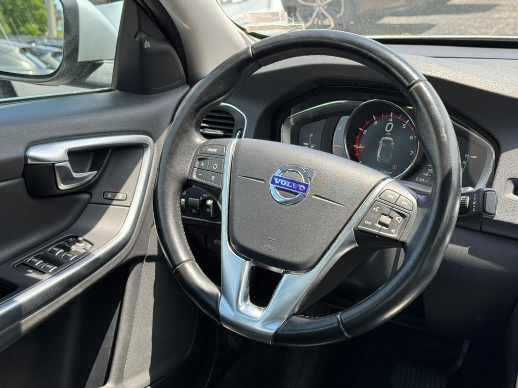 Volvo S60 Vehicle Full-screen Gallery Image 14