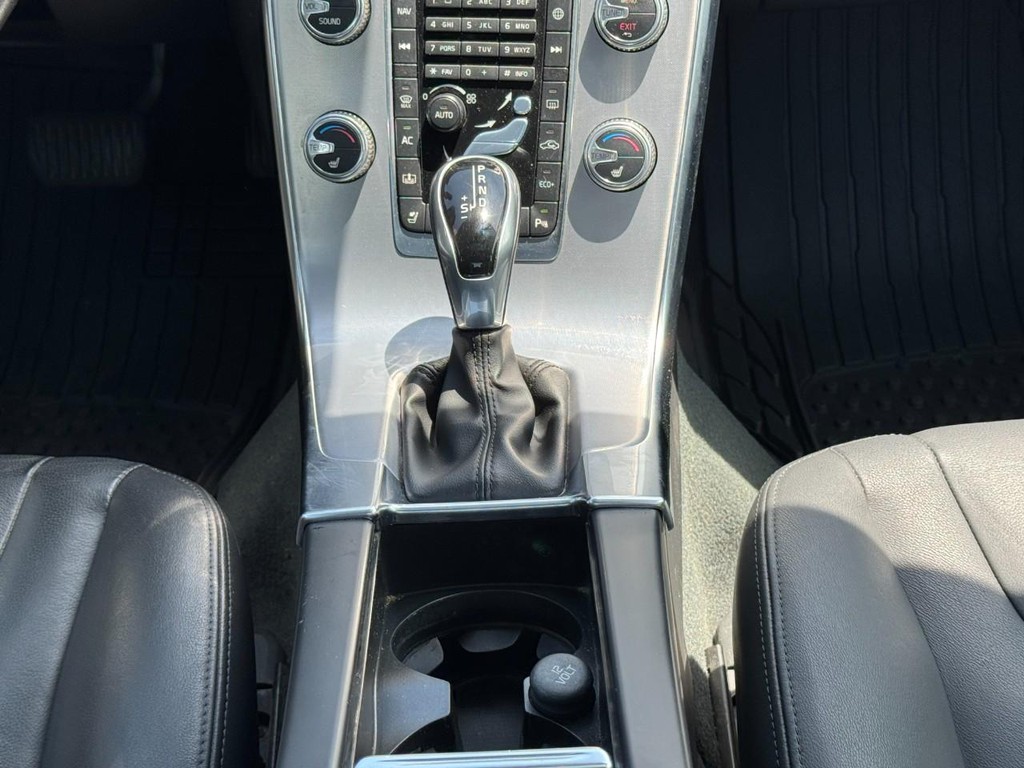 Volvo S60 Vehicle Full-screen Gallery Image 16