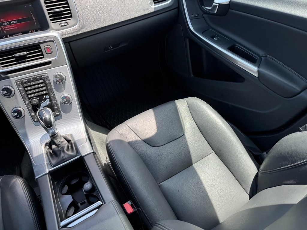 Volvo S60 Vehicle Full-screen Gallery Image 17