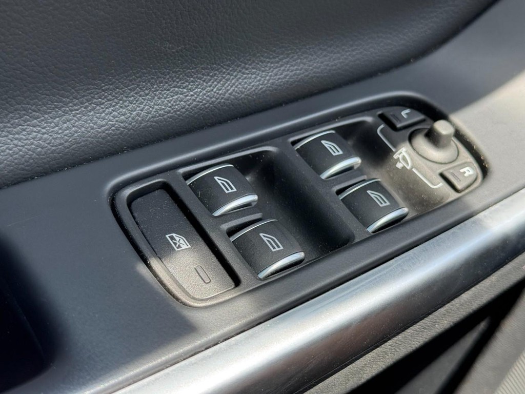 Volvo S60 Vehicle Full-screen Gallery Image 24