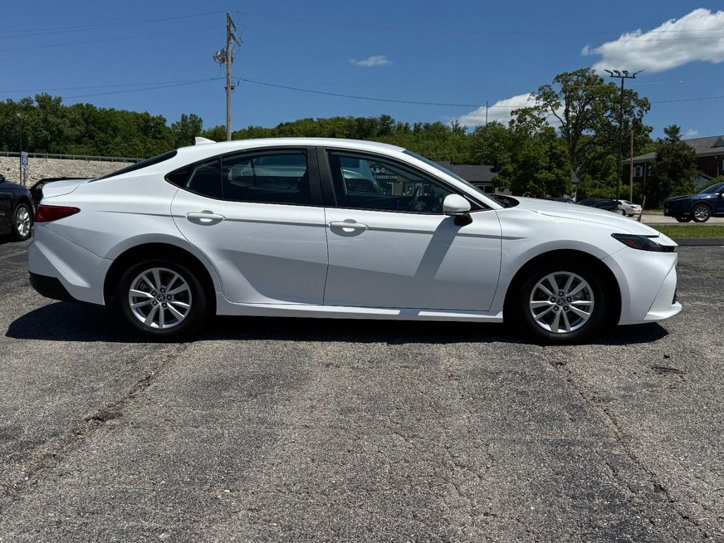Toyota Camry Vehicle Full-screen Gallery Image 02