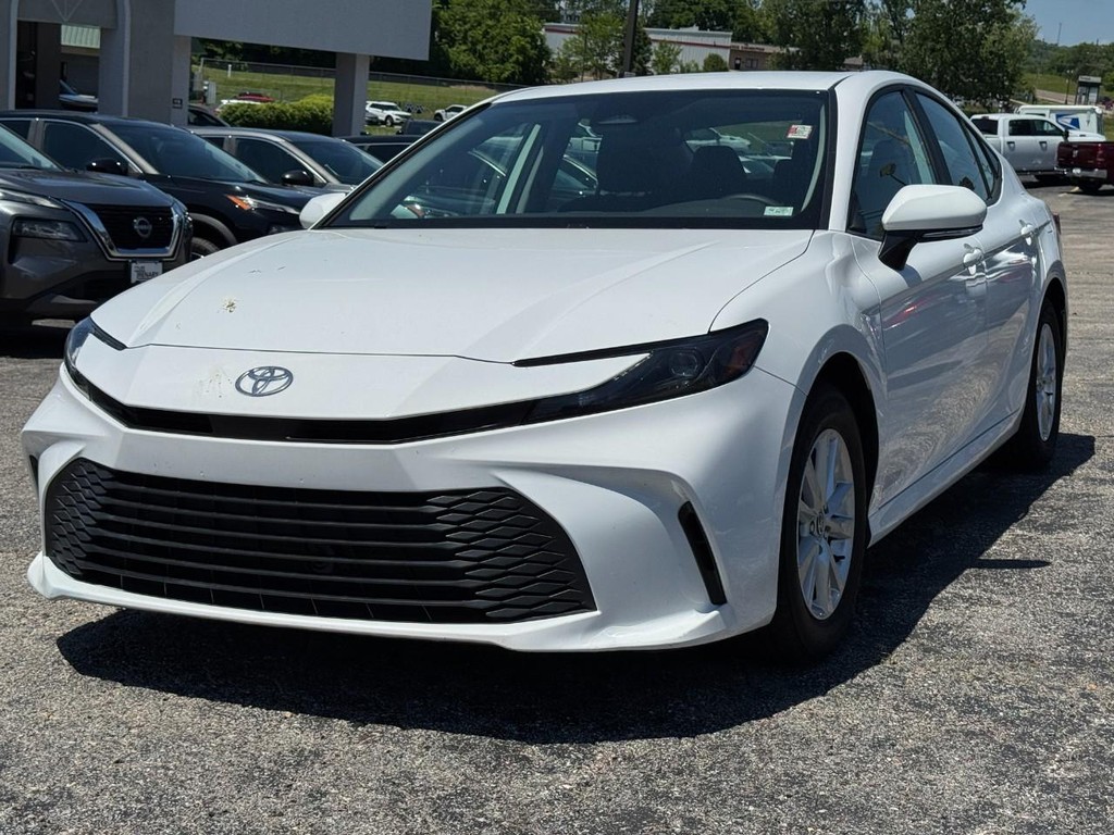 Toyota Camry Vehicle Full-screen Gallery Image 10