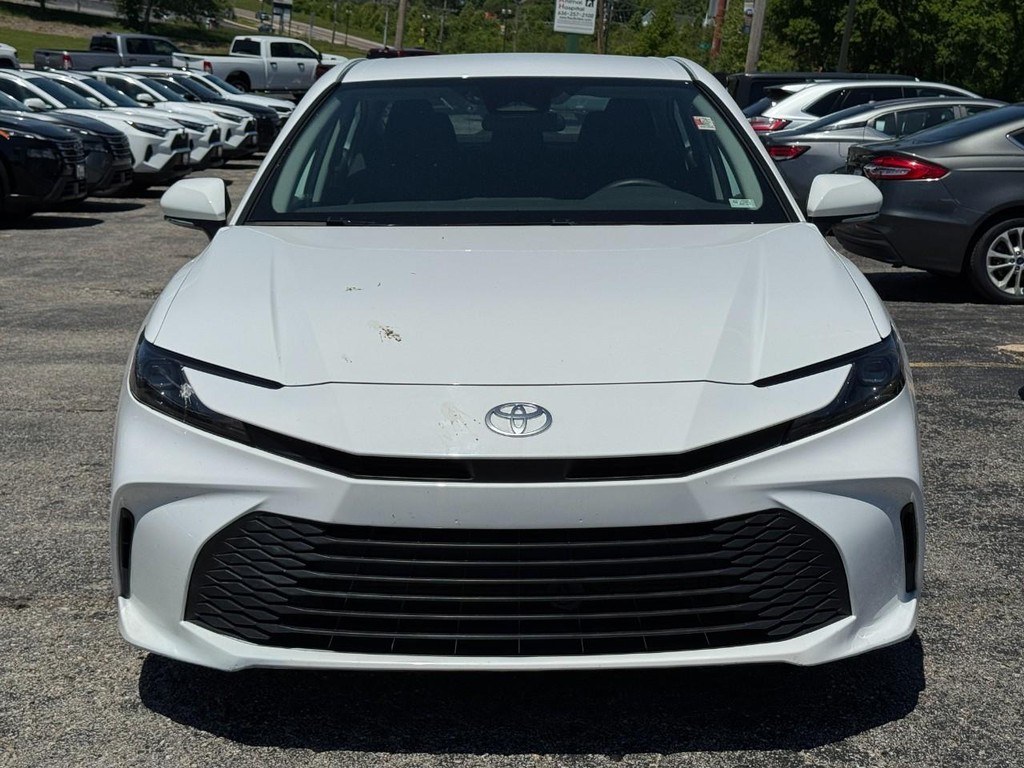 Toyota Camry Vehicle Full-screen Gallery Image 11