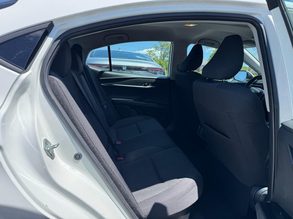 Toyota Camry Vehicle Full-screen Gallery Image 12
