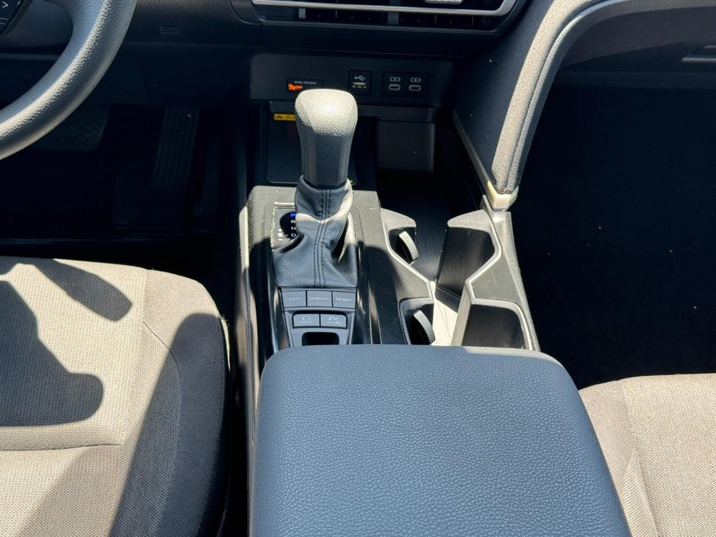 Toyota Camry Vehicle Full-screen Gallery Image 16