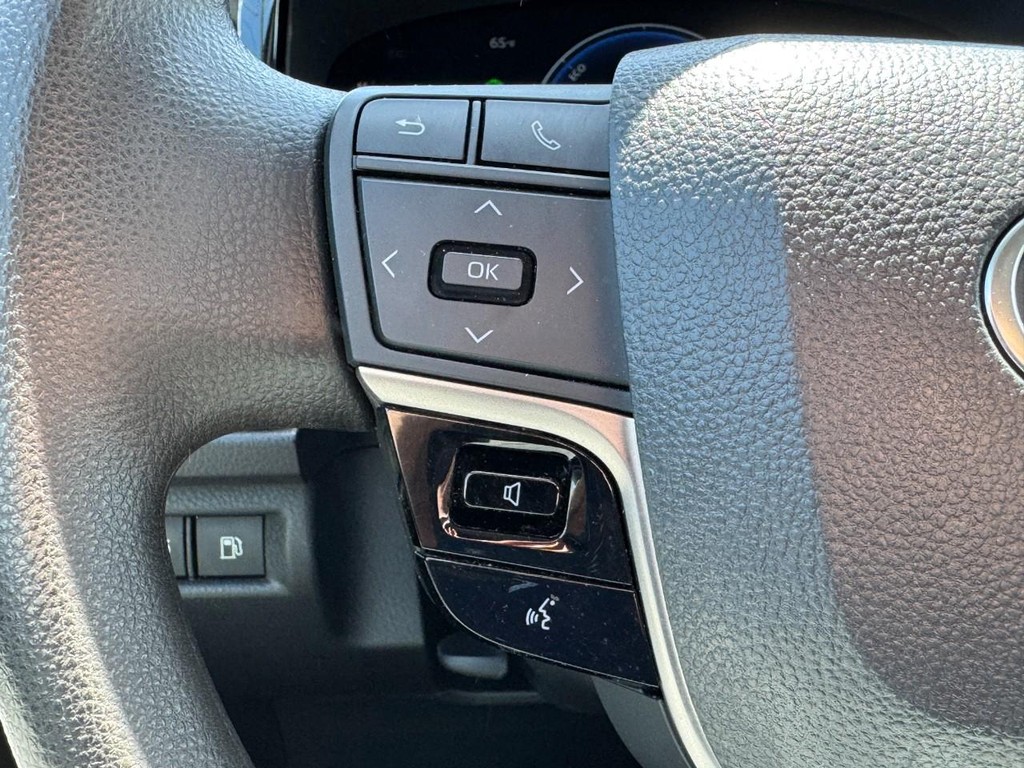 Toyota Camry Vehicle Full-screen Gallery Image 18