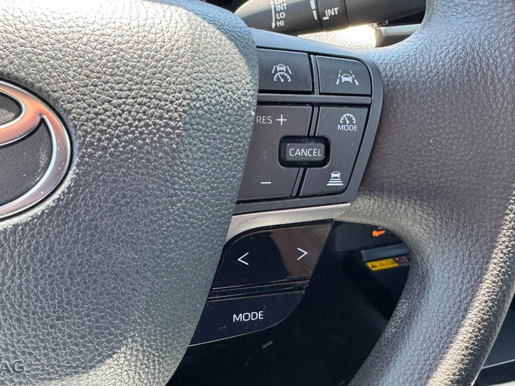 Toyota Camry Vehicle Full-screen Gallery Image 19