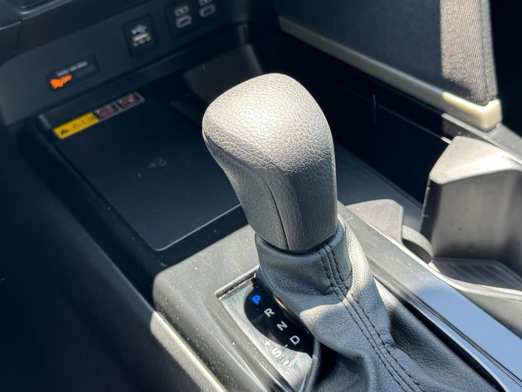 Toyota Camry Vehicle Full-screen Gallery Image 21