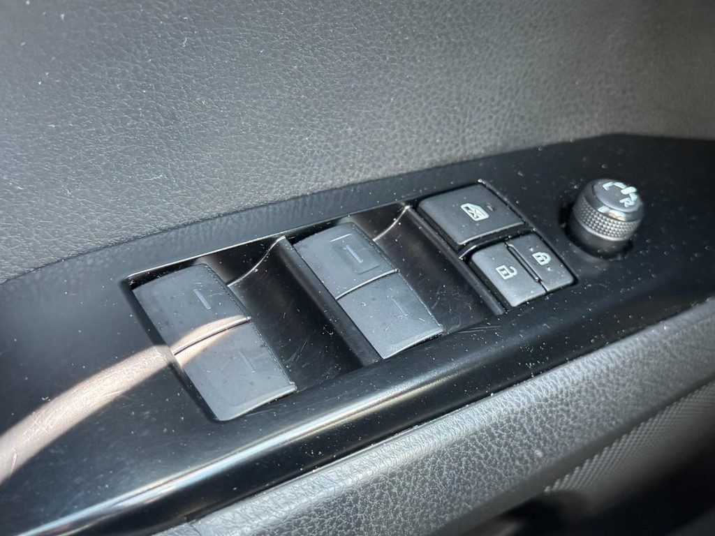 Toyota Camry Vehicle Full-screen Gallery Image 23