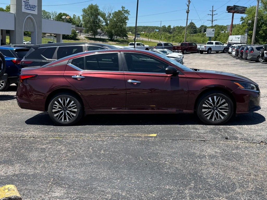 Nissan Altima Vehicle Full-screen Gallery Image 02