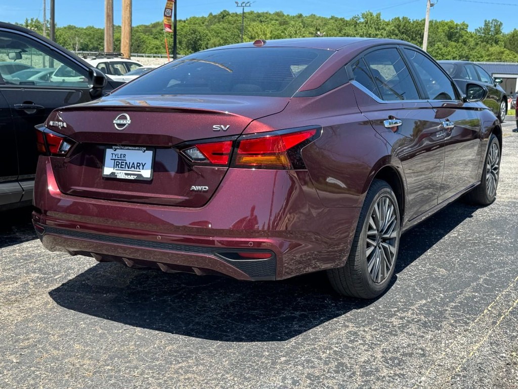 Nissan Altima Vehicle Full-screen Gallery Image 04