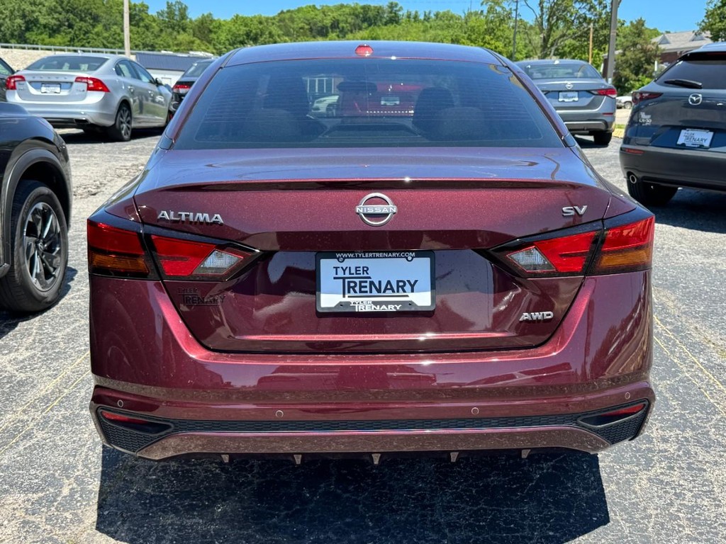 Nissan Altima Vehicle Full-screen Gallery Image 05