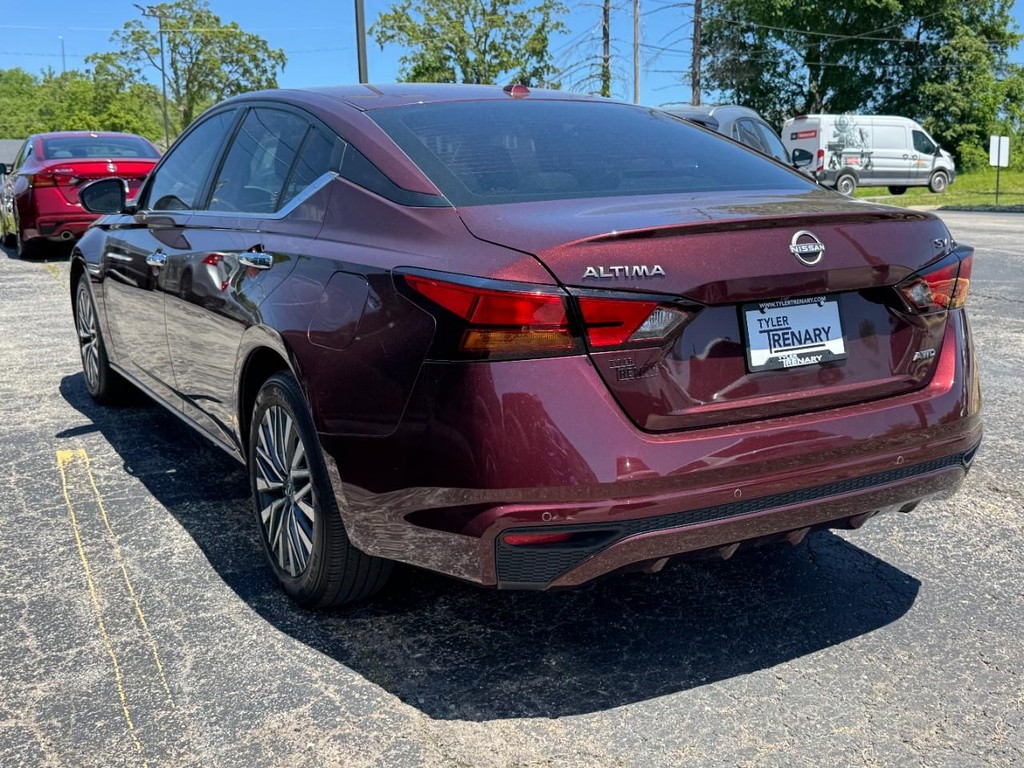 Nissan Altima Vehicle Full-screen Gallery Image 07