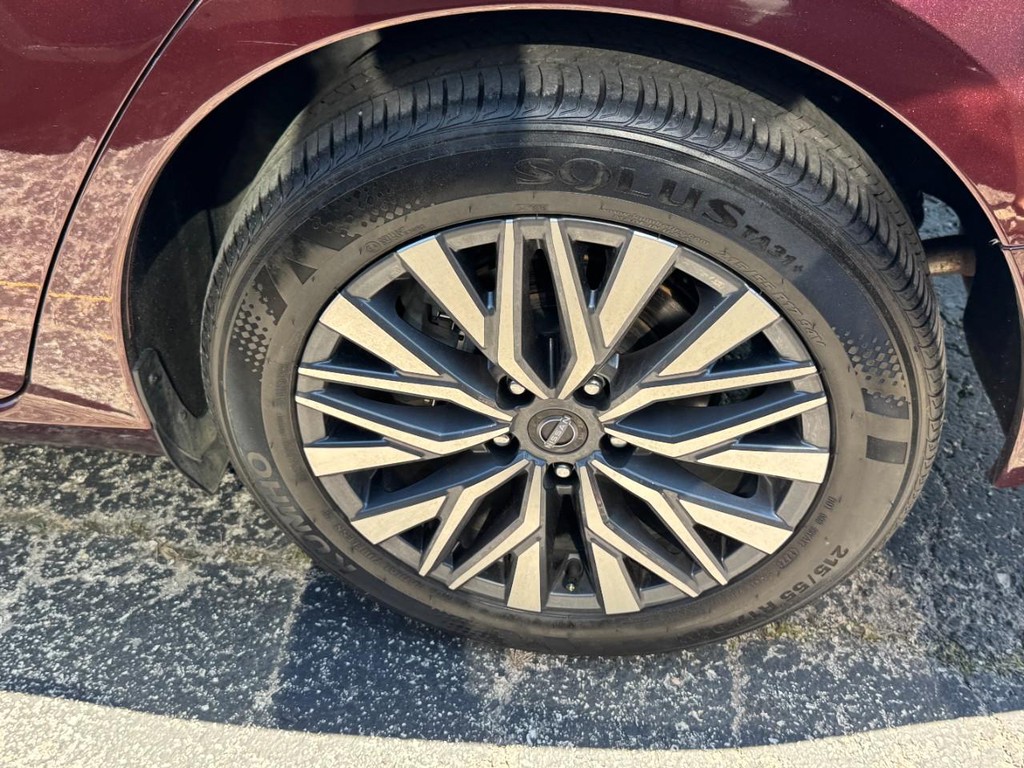 Nissan Altima Vehicle Full-screen Gallery Image 09