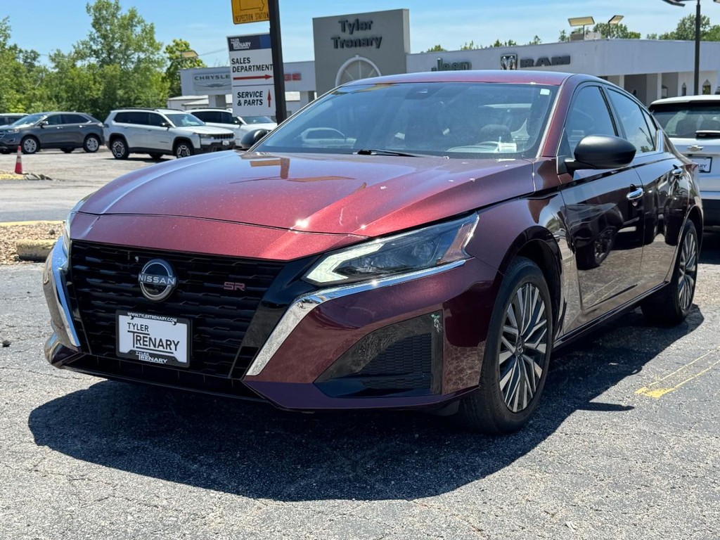 Nissan Altima Vehicle Full-screen Gallery Image 10