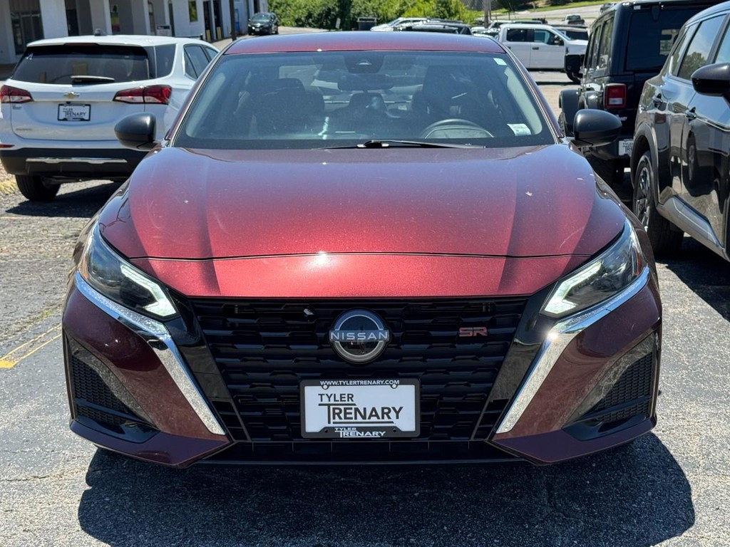 Nissan Altima Vehicle Full-screen Gallery Image 11