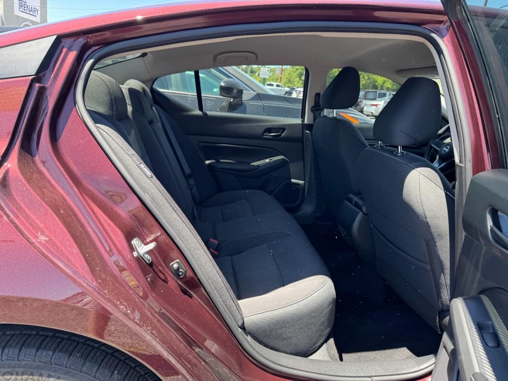 Nissan Altima Vehicle Full-screen Gallery Image 12