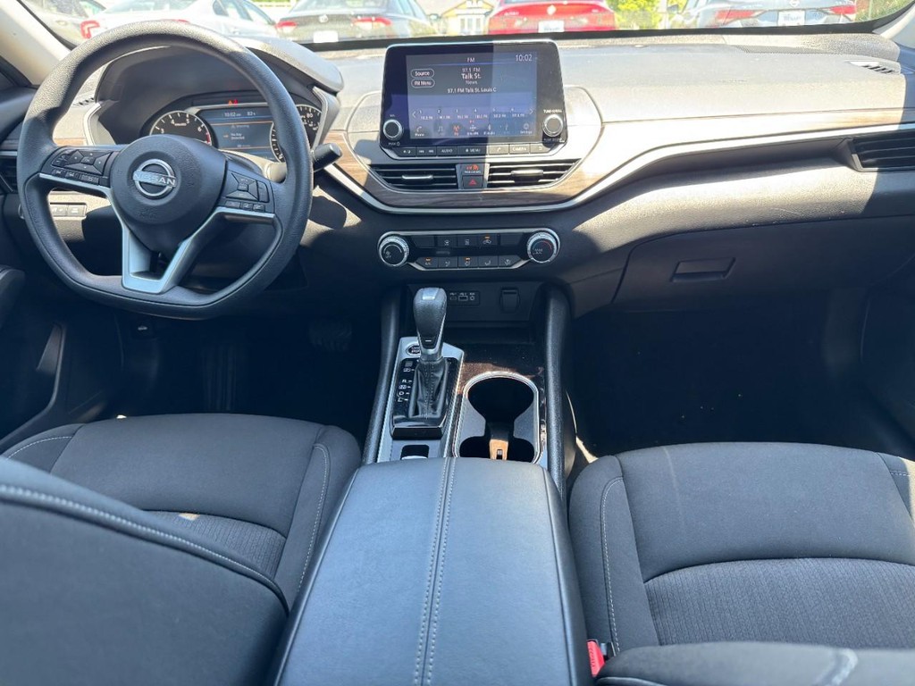 Nissan Altima Vehicle Full-screen Gallery Image 13