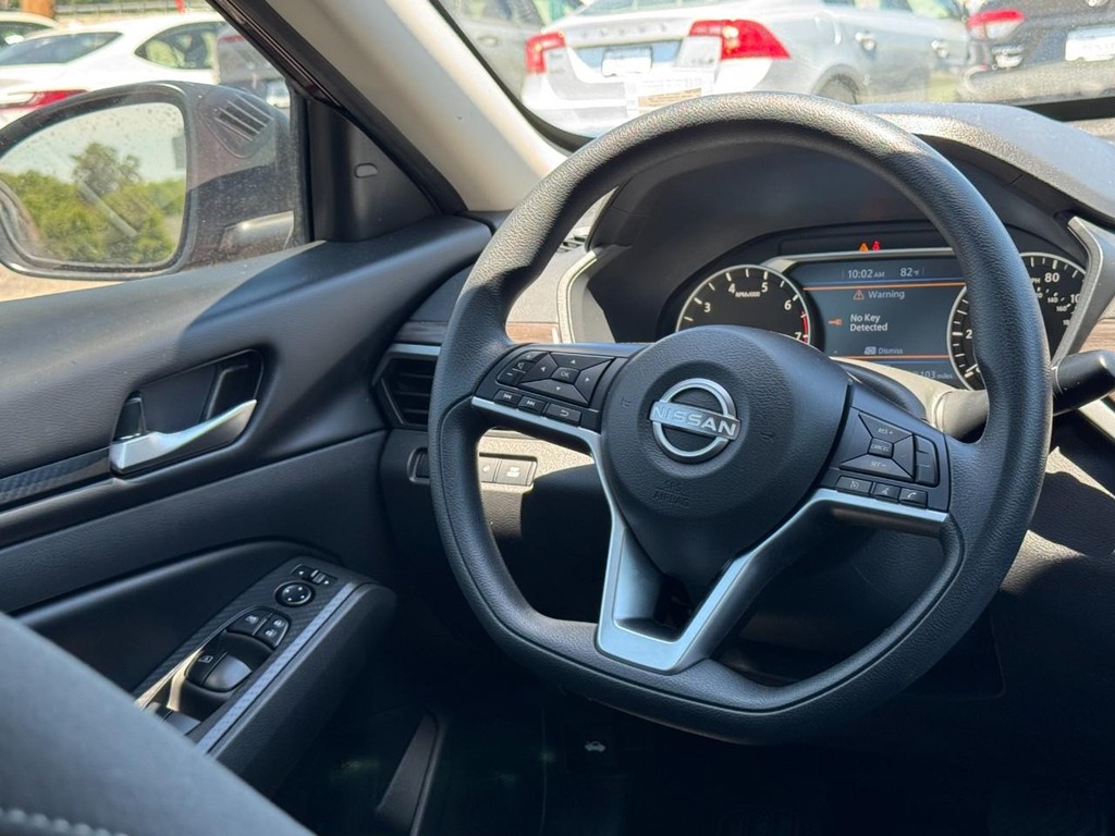 Nissan Altima Vehicle Full-screen Gallery Image 14