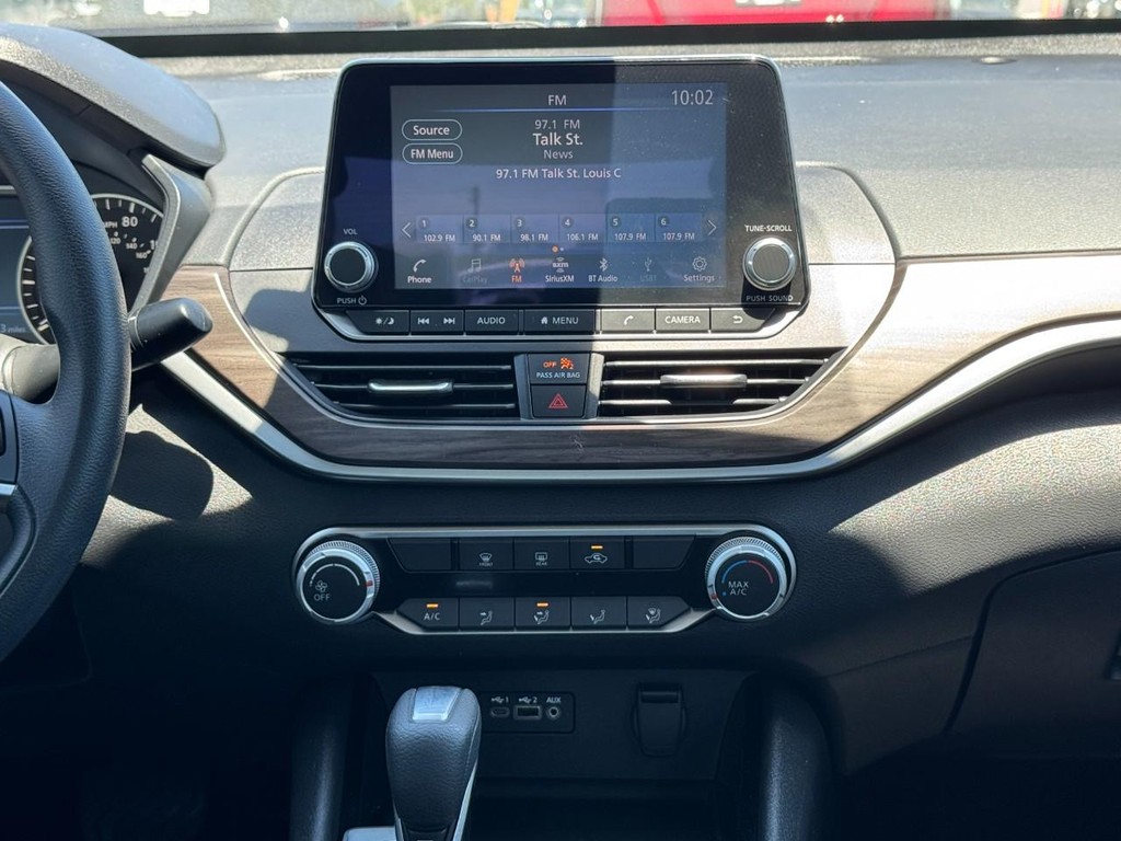 Nissan Altima Vehicle Full-screen Gallery Image 15